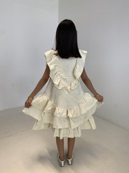 صورة فستان أصفر كريمي بنقشة أوراق الشجر والكسرات الحصريه